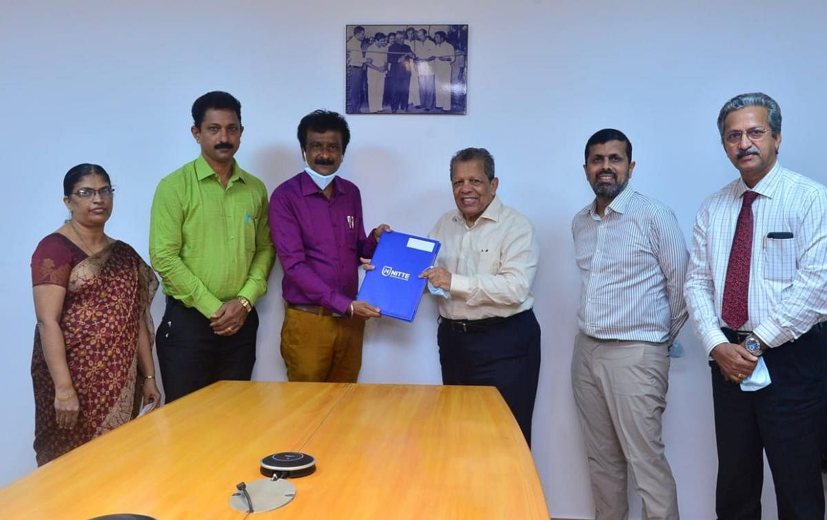 The heads of Dr NSAM PU College, Mangaluru and Nitte Education Trust, ink a pact on Integrated PU Classes. N Vinaya Hegde, Vishal Hegde, Dr M S Moodithaya, Dr Naveen Shetty and Annapurna Naik look on.