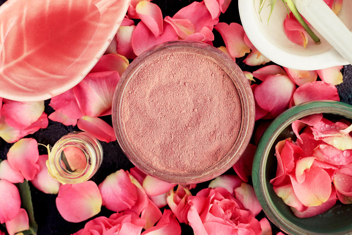 Rose petals also aid in weight loss, treatment of piles and lighten your lip colour.