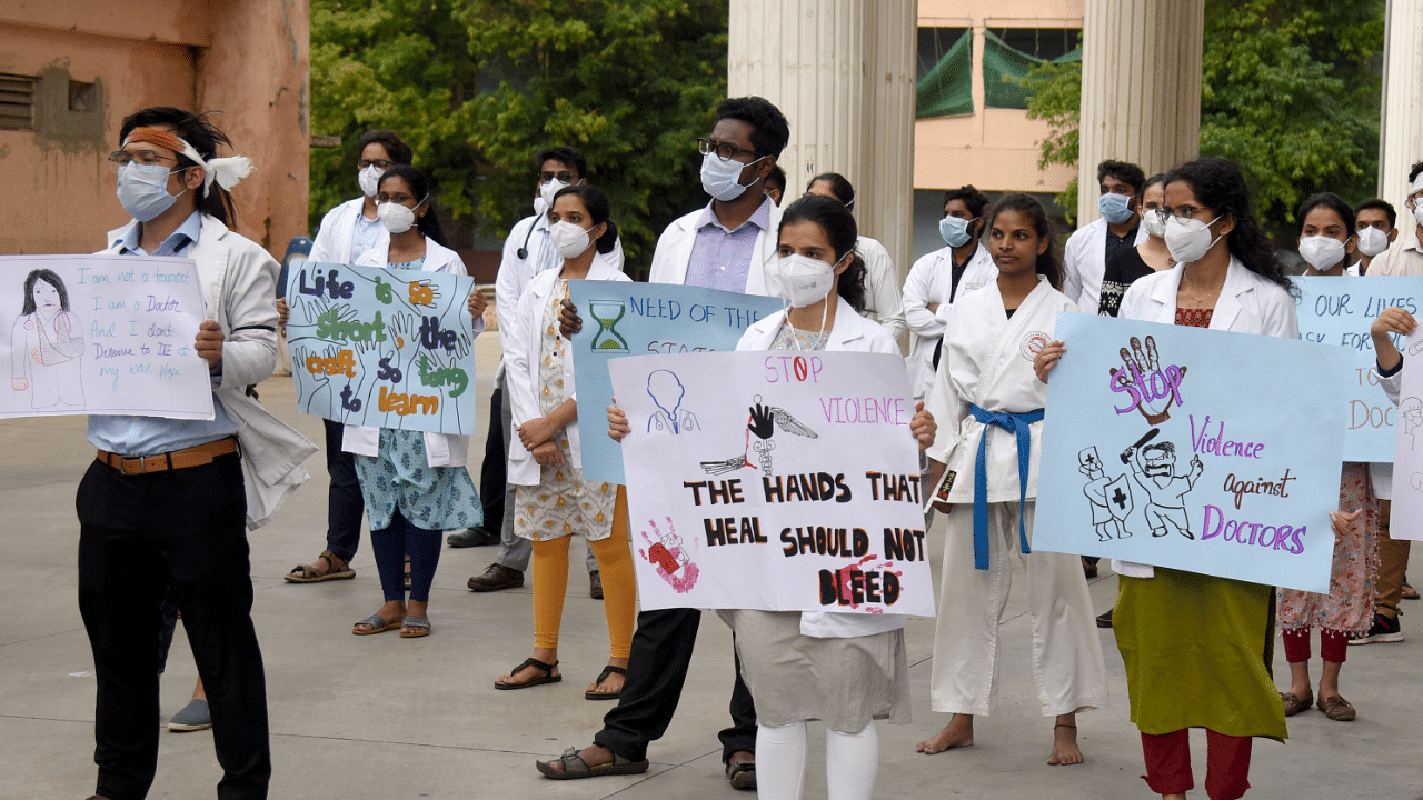 Doctors staging symbolic protest to support IMA at Bangalore Medical College and Research Institute (BMCRI) in Bengaluru. Credit: DH Photo