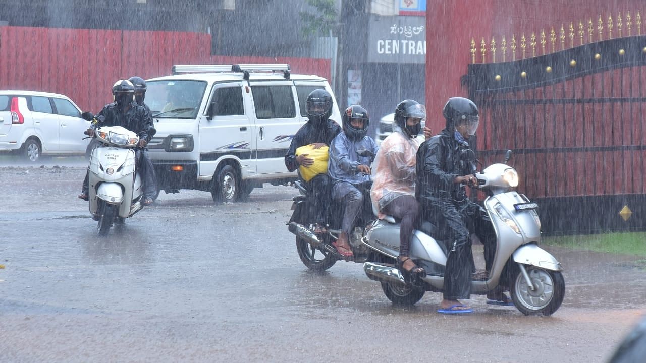 Intermittent rain lashed Mangaluru on Saturday morning. Credit: DH Photo/Govindraj Javali