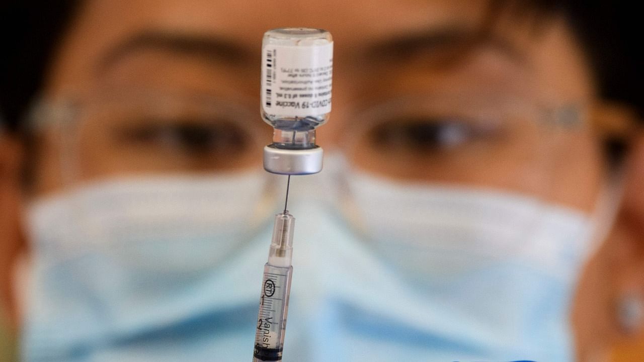 A health care worker prepares a dose of the Pfizer Covid-19 vaccine at a mobile vaccination clinic in Los Angeles. Credit: AFP File Photo