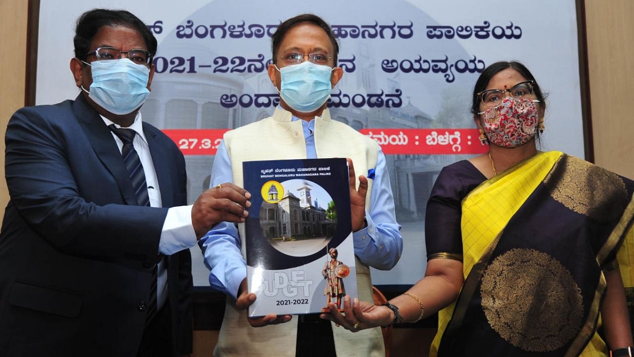 BBMP Administrator Gaurav Gupta release 2021 -22 budget at the IPP bhavan, Maleswara in Bengaluru on Saturday. BBMP Commissioner Manjunath Prasad and Finance Special Commissioner Tulasi Madani are also seen. Credit: DH file photo/Janardhan B K