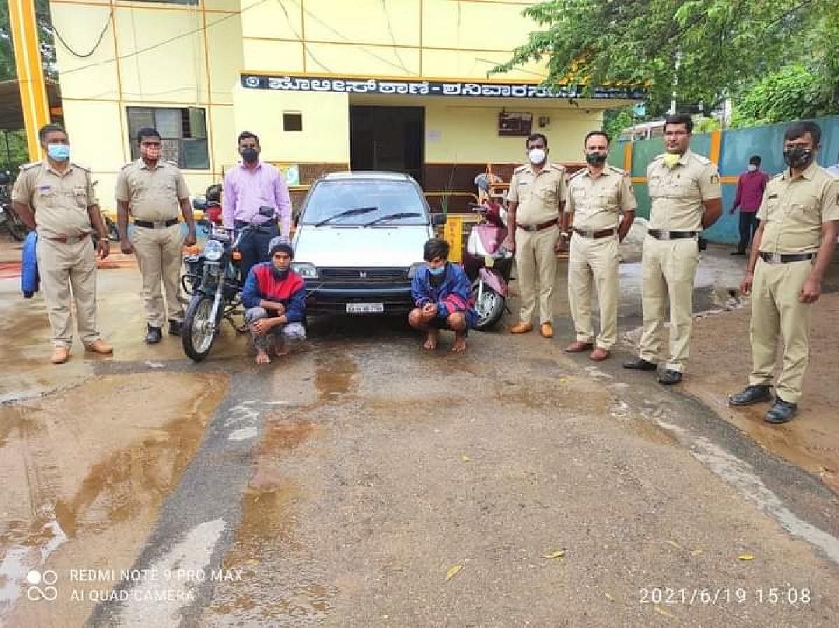 Police personnel with the accused and the seized vehicles. Credit: special arrengement