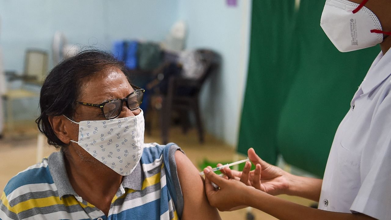 A health worker inoculates a man with a dose of the Covishield AstraZeneca-Oxford's Covid-19 coronavirus vaccine at the Rajawadi Hospital in Mumbai on June 22, 2021. Credit: AFP Photo