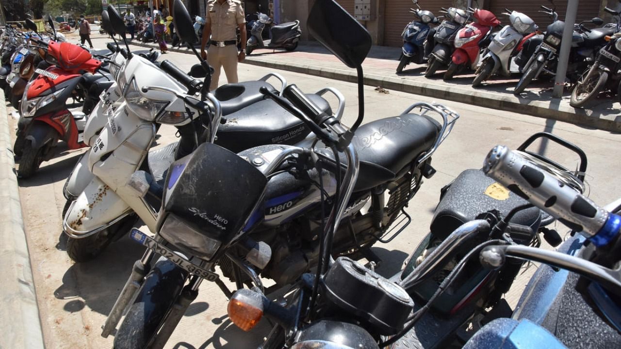 Confiscated two-wheelers occupy almost the entire footpath in front of the Cottonpet police station. Credit: DH file photo