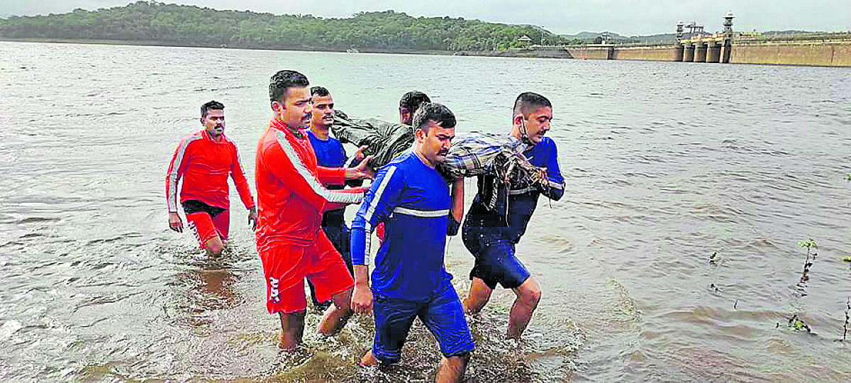 A mock rescue operation carried out near Harangi reservoir. Credit: special arrangement