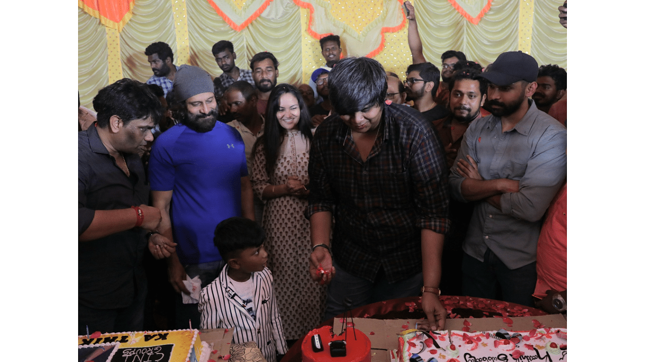 Vikram, Karthik Subbaraj on the sets of 'Chiyaan 60'. Credit: Twitter/@Nn84Naganatha