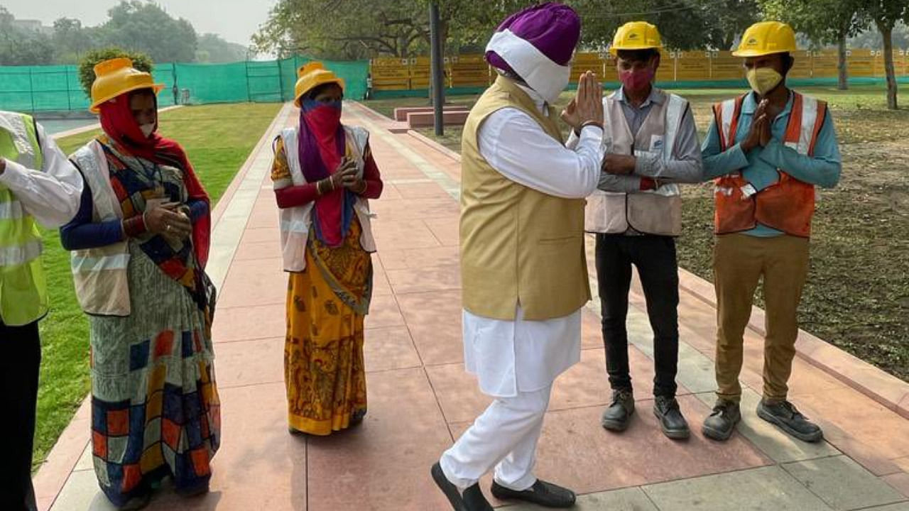 Hardeep Singh Puri greets a worker. Credit: Twitter Photo/@HardeepSPuri