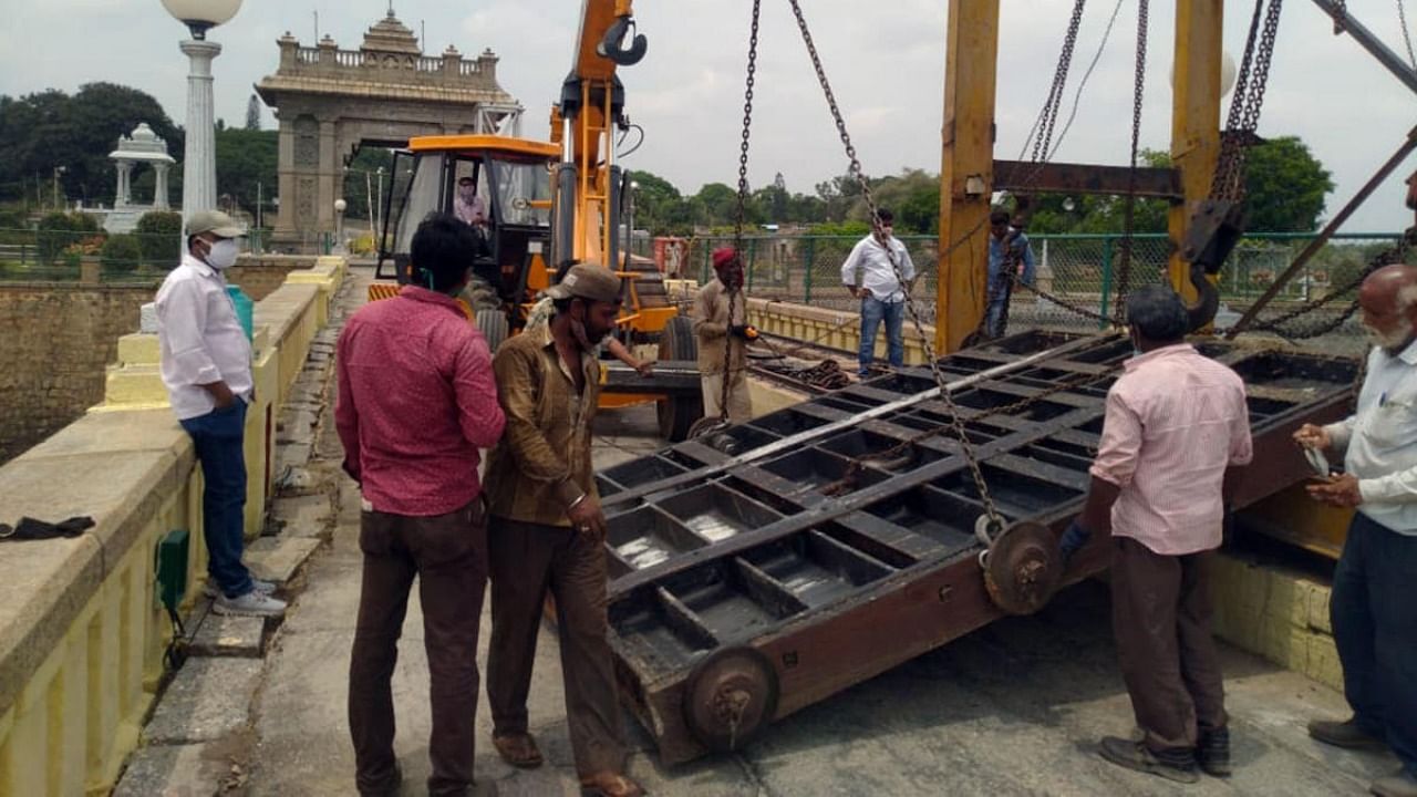Crest gate replacement work under progress at the Krishnaraja Sagar dam in Srirangapatna taluk of Mandya district. Credit: DH File Photo