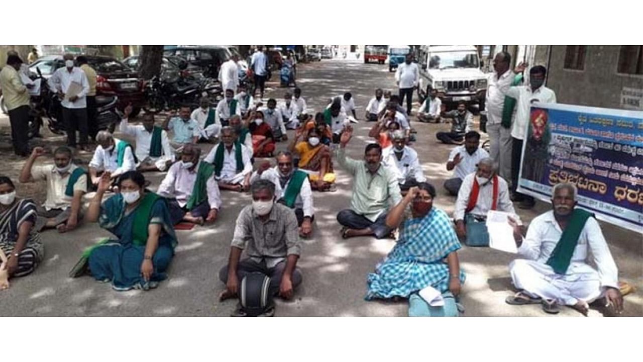 Mandya Jilla Raitha Hitarakshana Samiti members stage a protest demanding not to lease out MySugar factory, near the DC’s office in Mandya on Wednesday. Credit: DH Photo