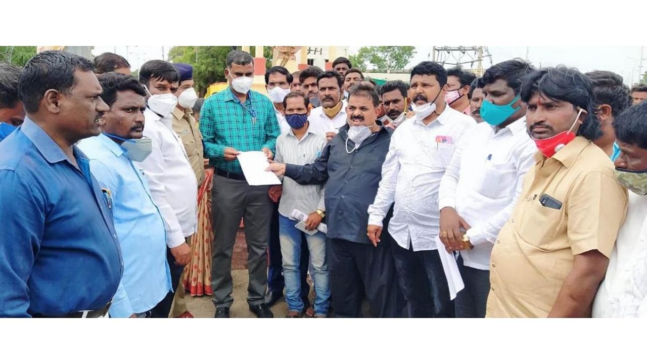 Members of various Dalit organisations submit a memorandum to Tahsildar Sanjeevkumar in Sindagi, Vijayapura district, on Wednesday, demanding the arrest of those involved in the suspected honour killing of a Dalit youth. Credit: DH Photo