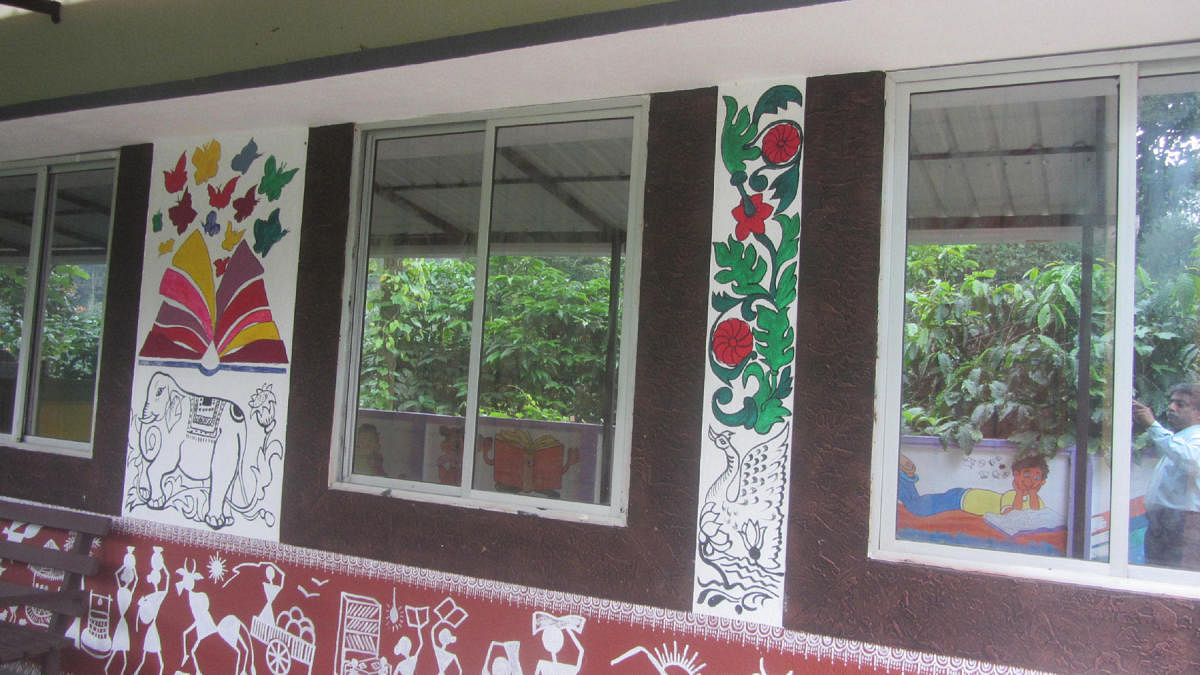 The walls of a digital library in Hoddur Gram Panchayat are adorned with paintings.