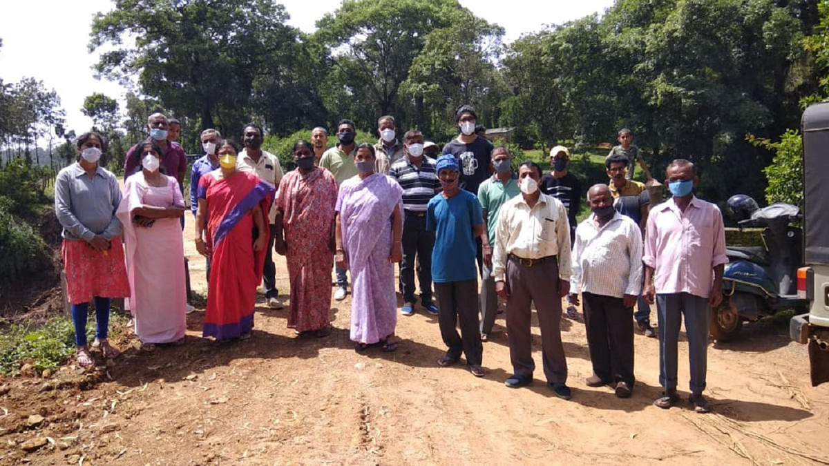 Citizens protest against illegal sand mining near Makkikadu bridge in Bethu village on Friday. Credit: DH Photo