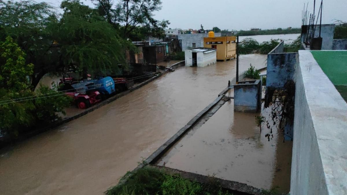A marooned residential area in Maski town of Raichur district. Credit: DH Photo