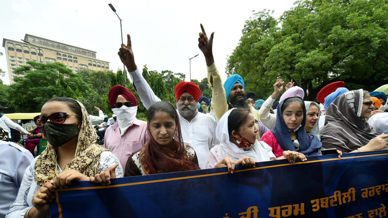 Members of Jago Party stage a protest outside J&K House over the abduction of a Sikh woman in Srinagar and her alleged religious conversion, in New Delhi. Credit: PTI Photo