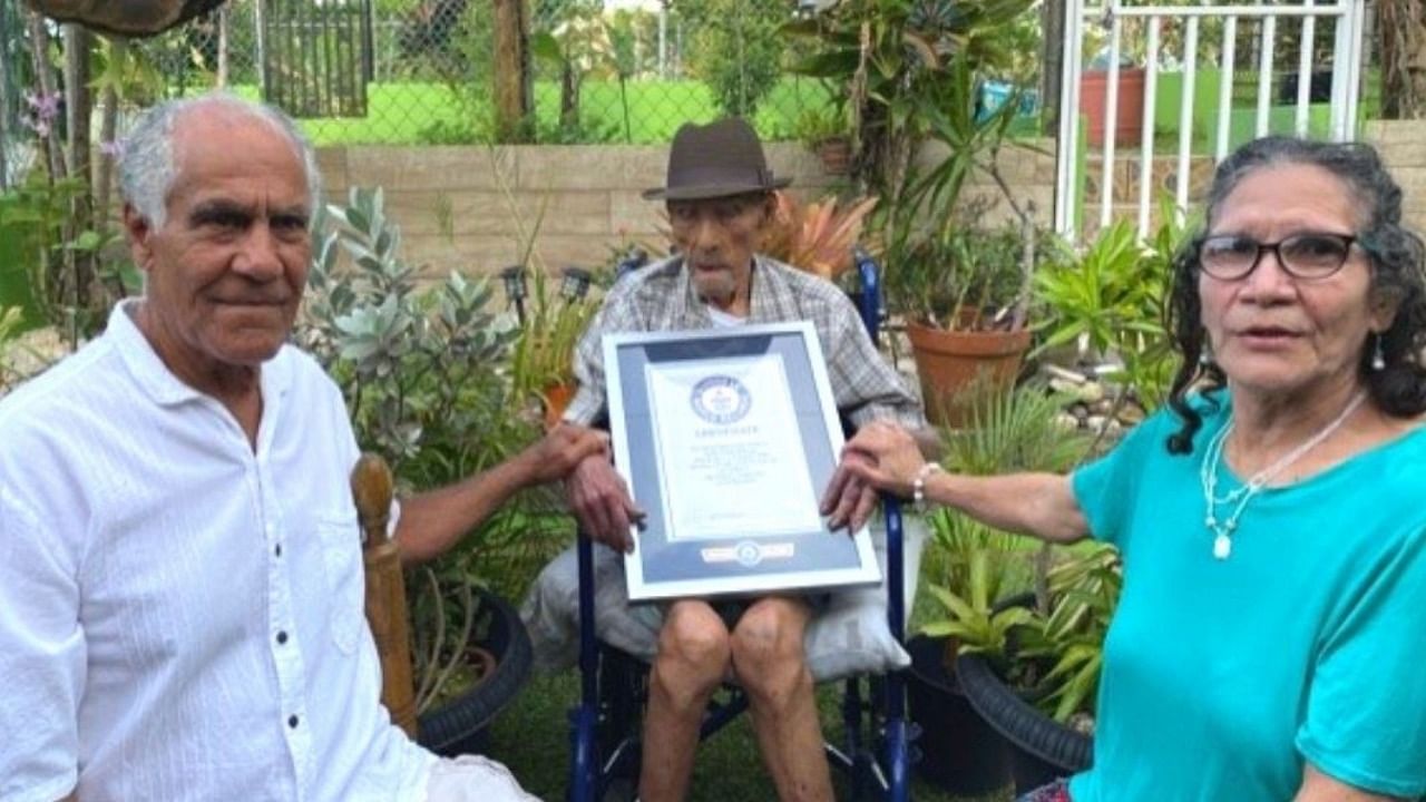 Emilio Flores Marquez (centre) with his family. Credit: Guinness World Records