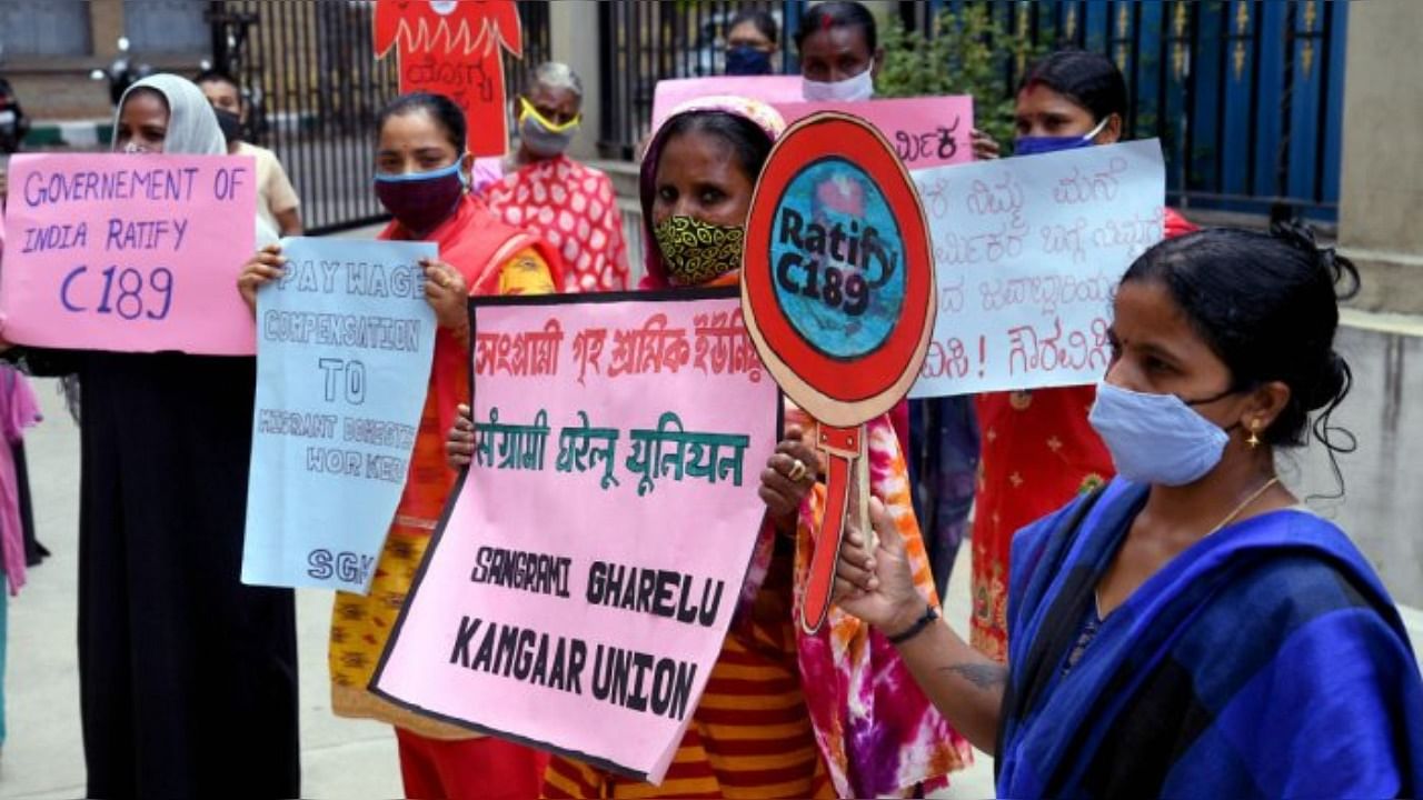 The Labour Department's decision comes amid several complaints that unorganised sector workers are finding it difficult to apply for the government's financial package through the Seva Sindhu portal. Credit: DH File Photo