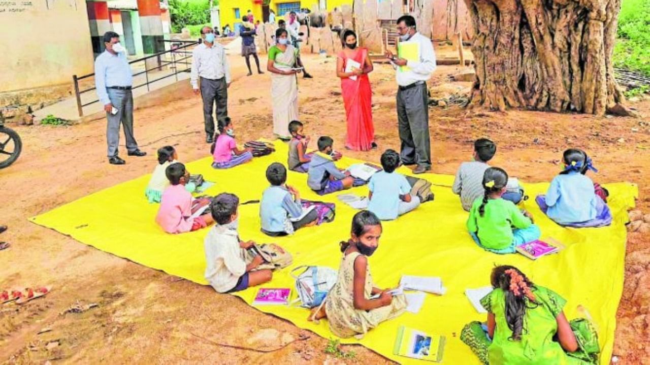 The Karnataka government is likely to resume the 'Vidyagama' programme. Credit: DH Photo