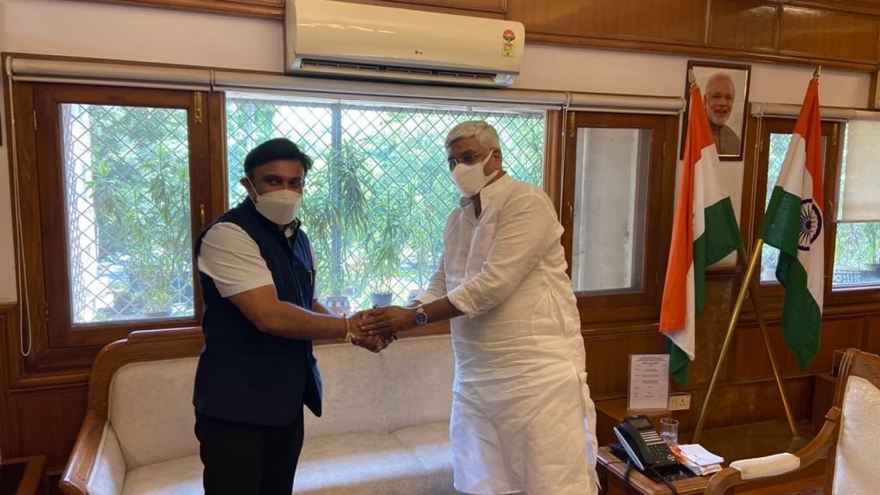 Karnataka Health Minister K Sudhakar and Union Jal Shakti Minister Gajendra Singh Shekhawat. Credit: Twitter/@mla_sudhakar