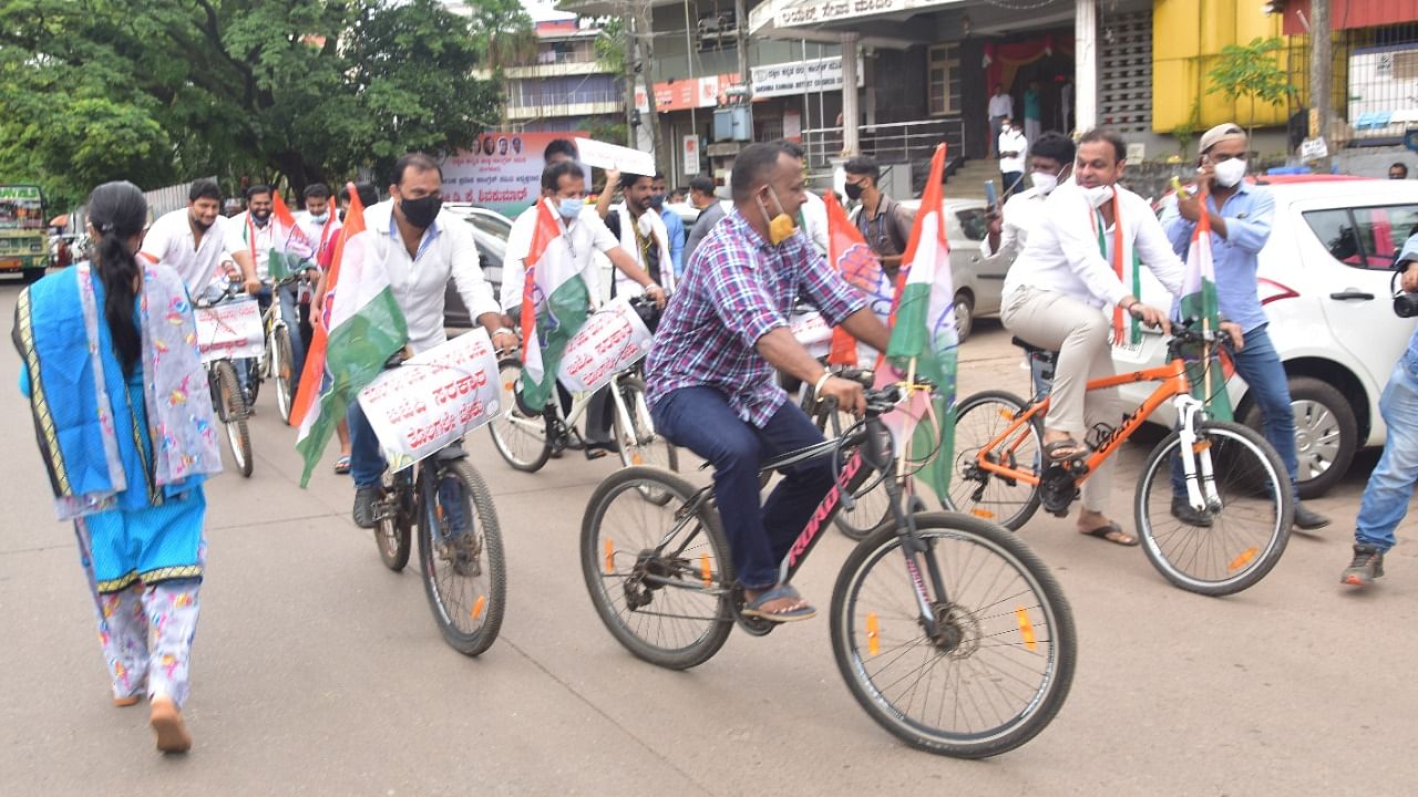 Congress workers carry out cycle jatha in Mangaluru. Credit: DH Photo