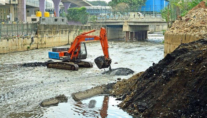 This image shows an excavator being used to desilt the Vrishabhavathi river following heavy rain on Monday night. Credit: DH Photo/Ranju P