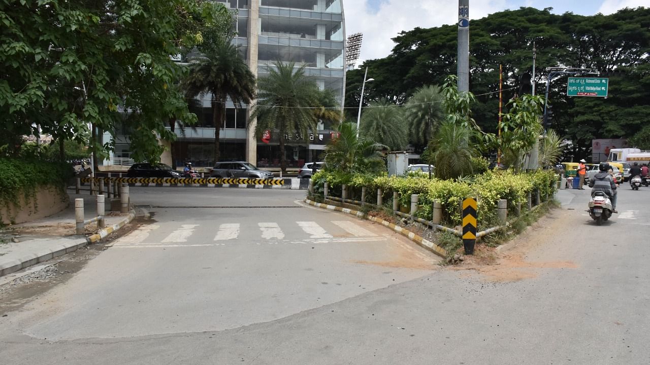 Motorists are not allowed to take a free left turn from Kasturba Road onto Vittal Mallya Road. Credit: DH Photo/Janaradhan B K