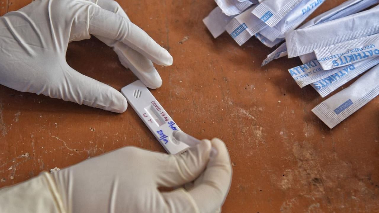 A health worker conducts a Rapid Antigen Testing (RAT) to a patient at the Kanaswadi Public Health Centre (PHC) on the outskirts of Bangalore. Credit: AFP Photo