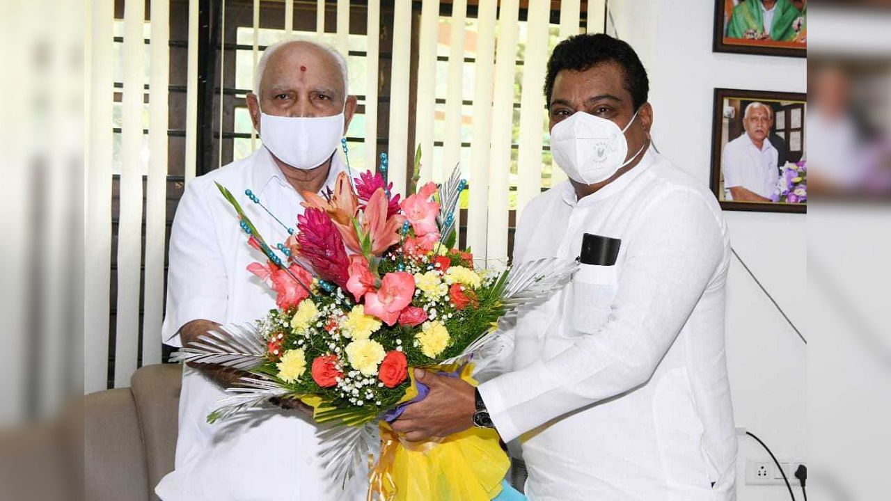 Karnataka CM BS Yediyurappa with Congress leader MB Patil. Credit: DH Photo