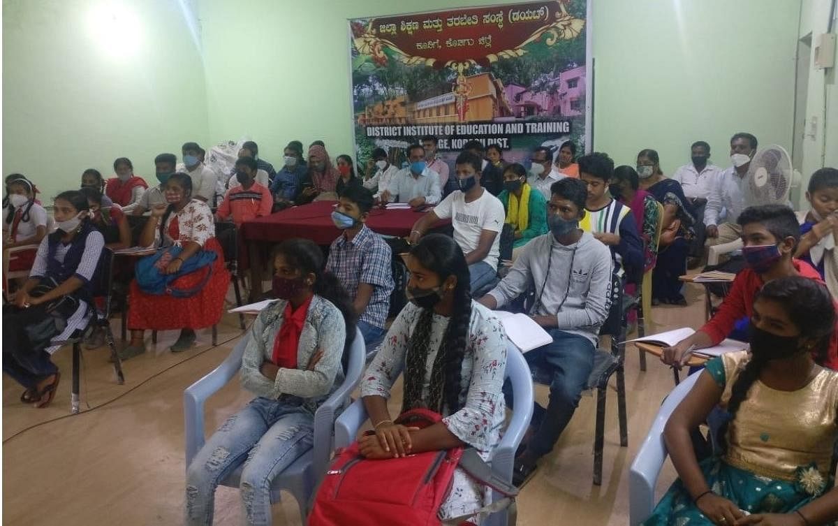 SSLC students take part in an interaction with Minister S Suresh Kumar in Koodige.