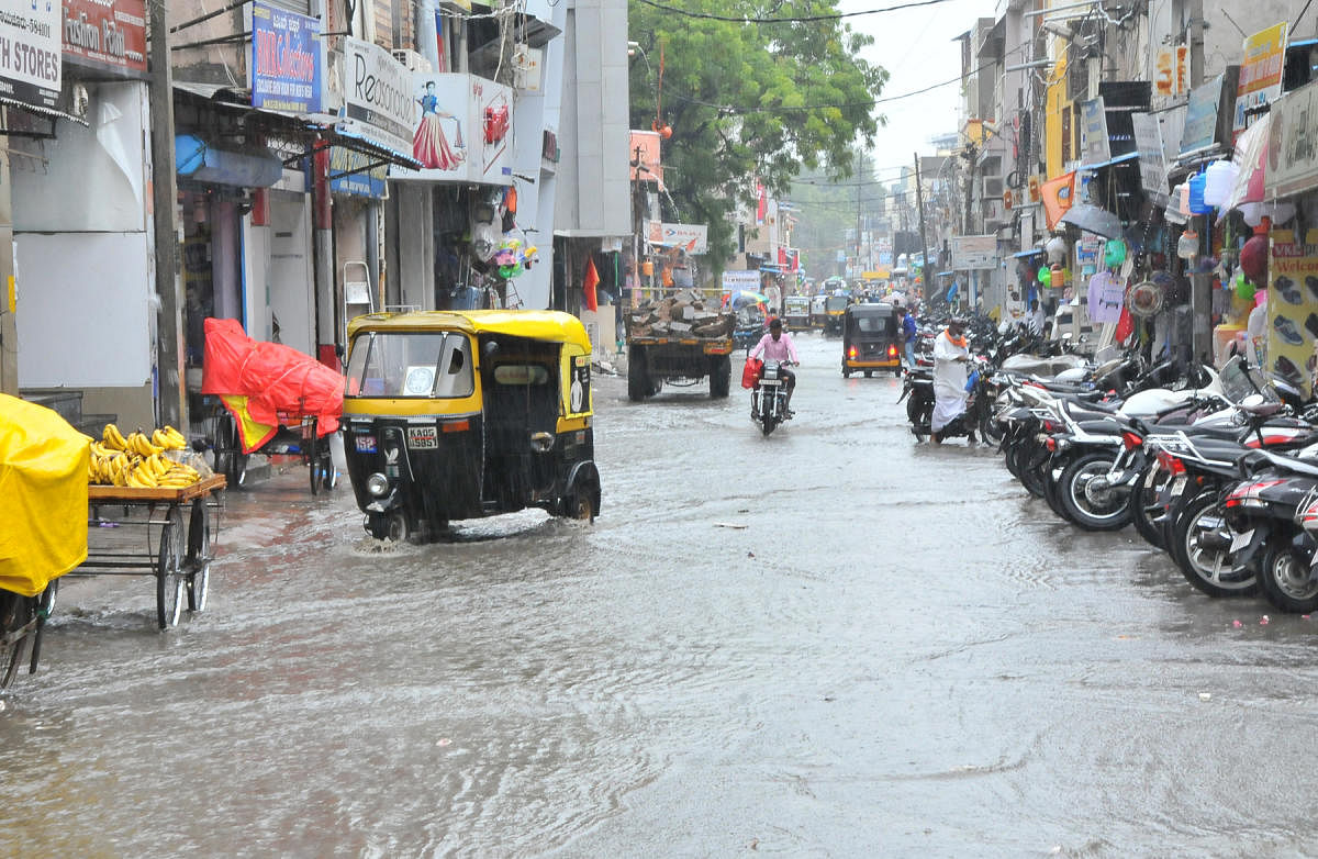 Water accumulates on a road in Cloth Market in Raichur following heavy rains on Friday. Credit: DH Photo