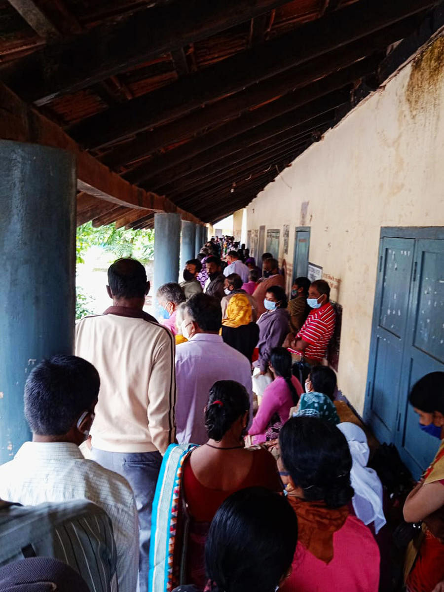 People throng the GMP School premises in Suntikoppa on Tuesday for vaccination.