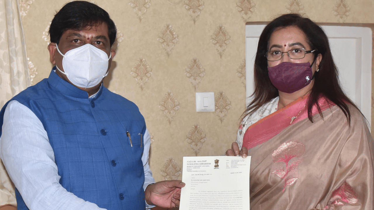 Mandya Lok Sabha member Sumalatha Ambareesh submits a memorandum to Mines and Geology Minister Murugesh Nirani, in Bengaluru on Monday. Credit: DH Photo