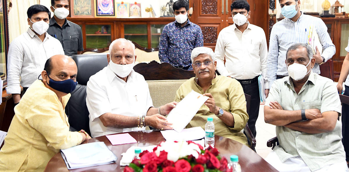 Chief Minister B S Yediyurappa with Union Water Resources Minister Gajendra Singh Shekhawat, Home Minister Basavaraj Bommai and Minor Irrigation Minister J C Madhuswamy during a review meeting of Jal Jeevan Mission, in Bengaluru on Tuesday. Credit: DH Photo