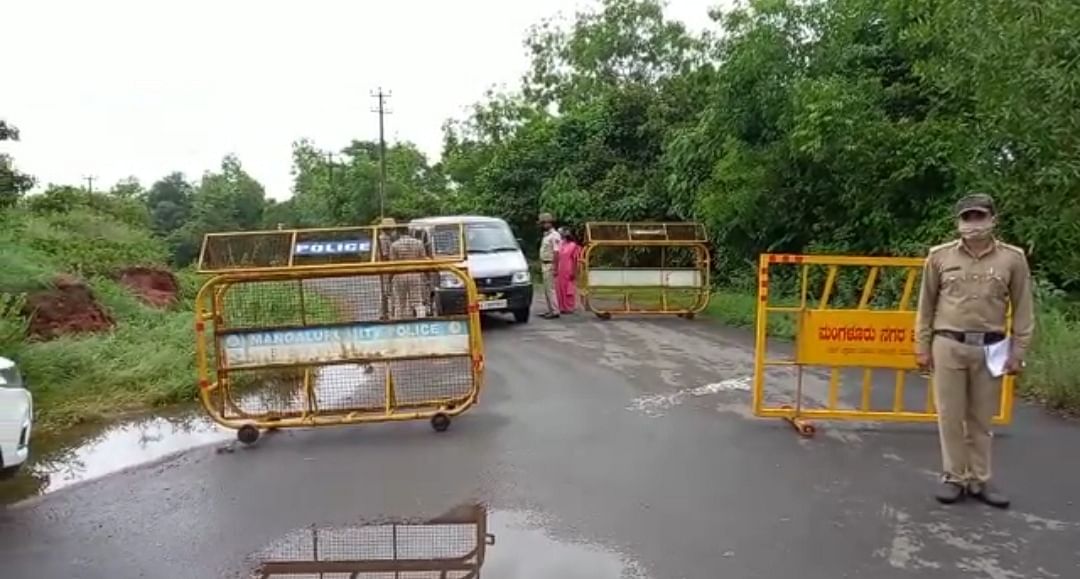 Police personnel at a check post in Narya Cross. Credit: DH Photo