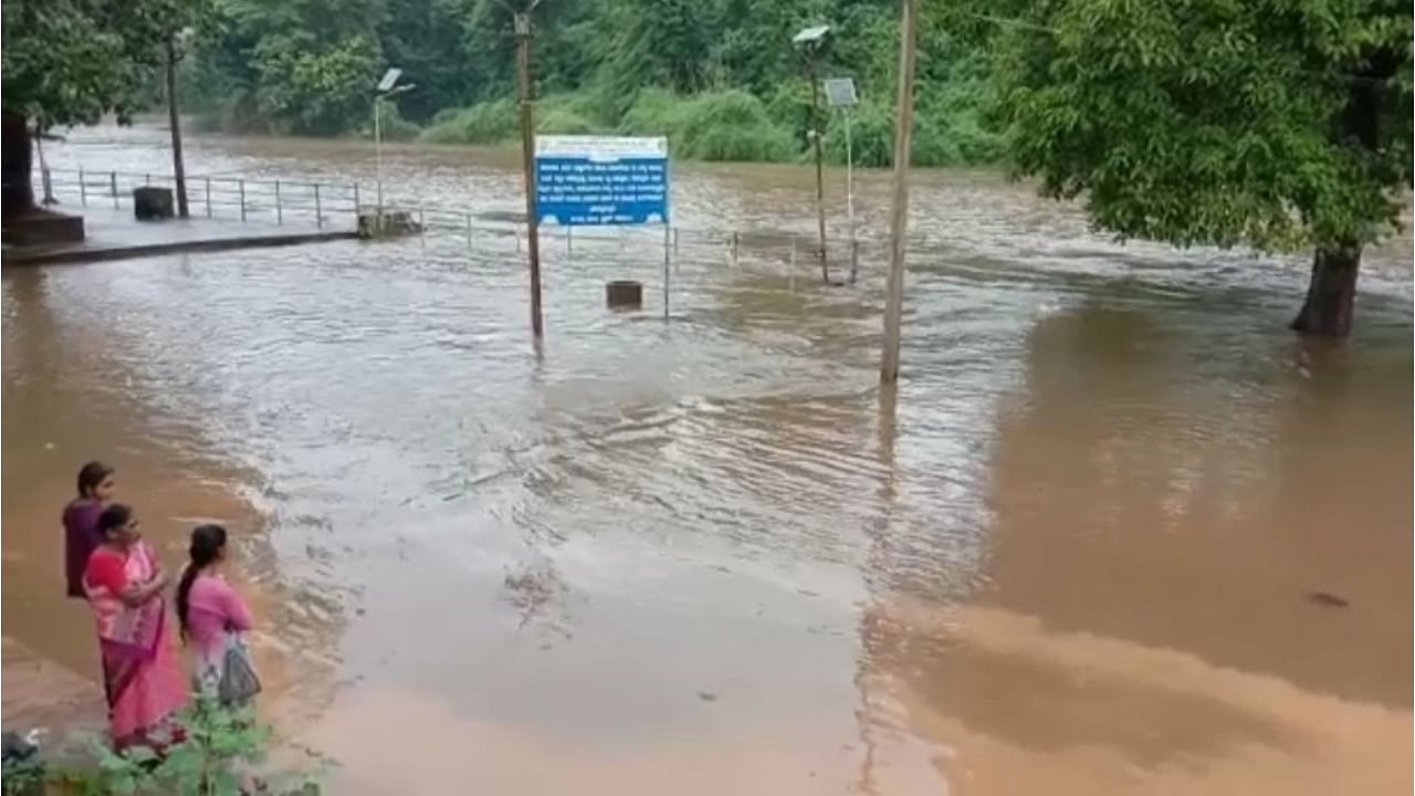 The inundated snanaghatta at Kukke Subrahmanya in Dakshina Kannada. Credit: DH Photo