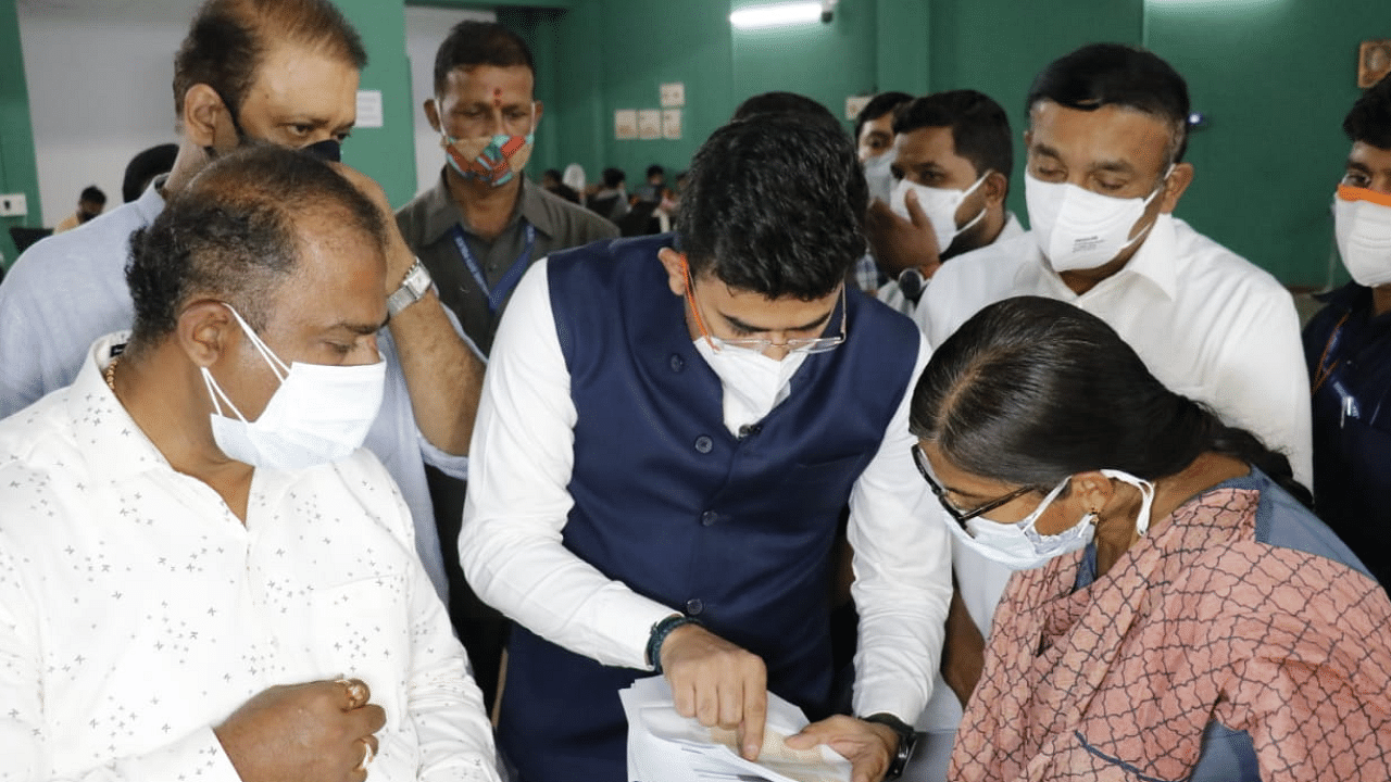 Tejasvi Surya visiting BBMP South War Room. Credit: DH Photo