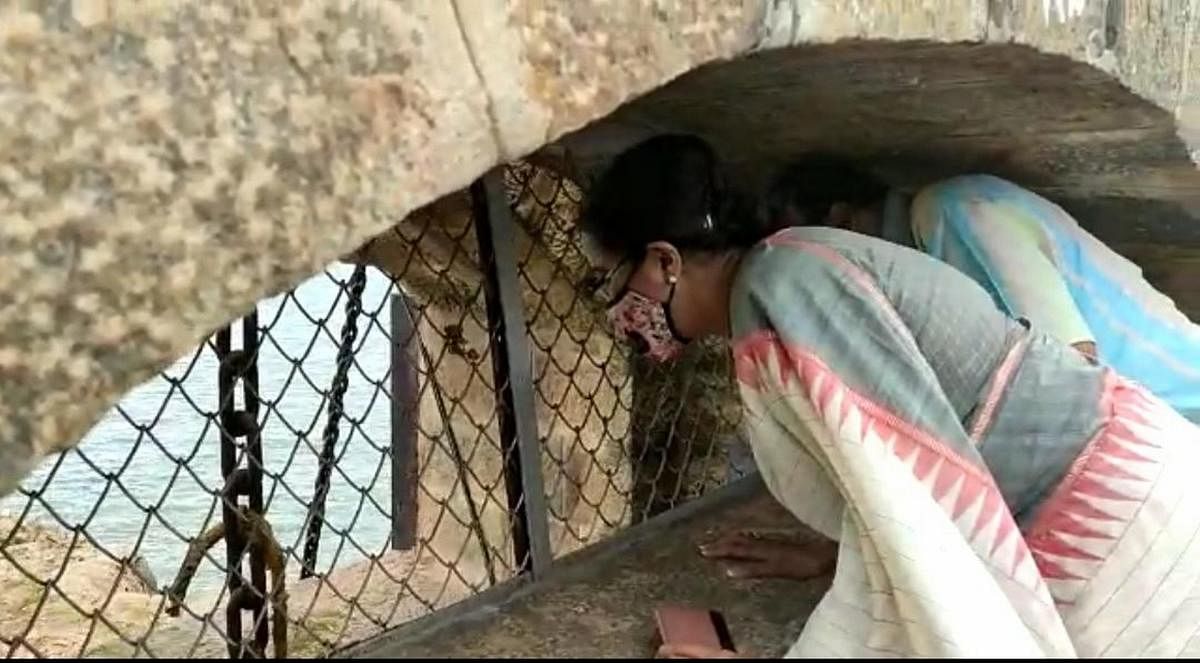 MP Sumalatha inspects the Krishnaraja Sagar (KRS) dam in Srirangapatna taluk, Mandya district on Wednesday. Credit: DH Photo