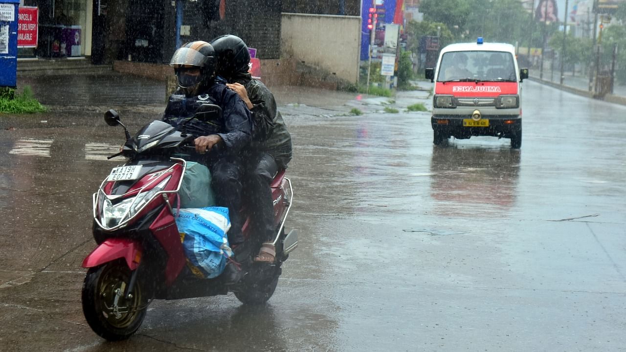 Cloudy weather with moderate shower spells accompanied by strong winds is expected to continue over the next few days in Bengaluru. Credit: DH Photo