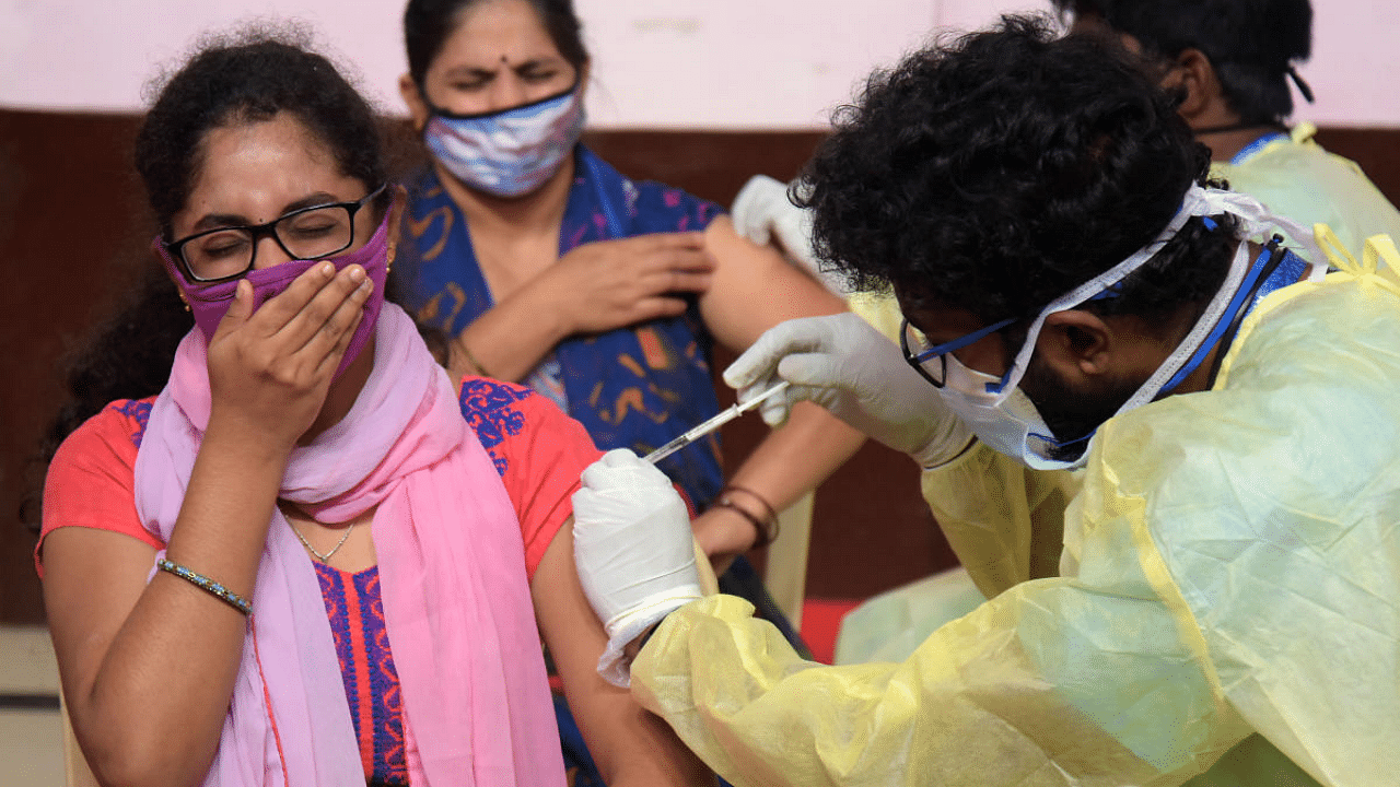 Medical staff inoculates people with Covid vaccine during a free vaccination drive organised by Chickpet MLA Uday Garudachar at BMS Nursing Home, Shankarapura in Bengaluru. Credit: DH Photo/Pushkar V