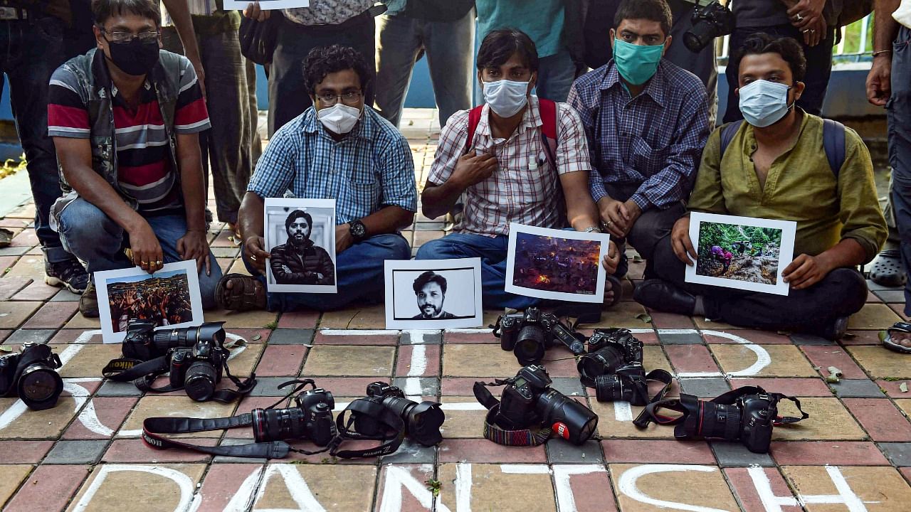 Photographers in Kolkata pay tribute to Pulitzer prize-winning photographer Danish Siddiqui. Credit: PTI Photo