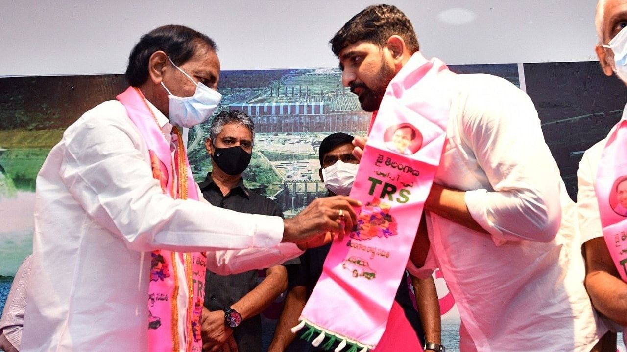 Kaushik Reddy joined the TRS in the presence of party president and Chief Minister K Chandrasekhar Rao. Credit: Twitter/@trspartyonline
