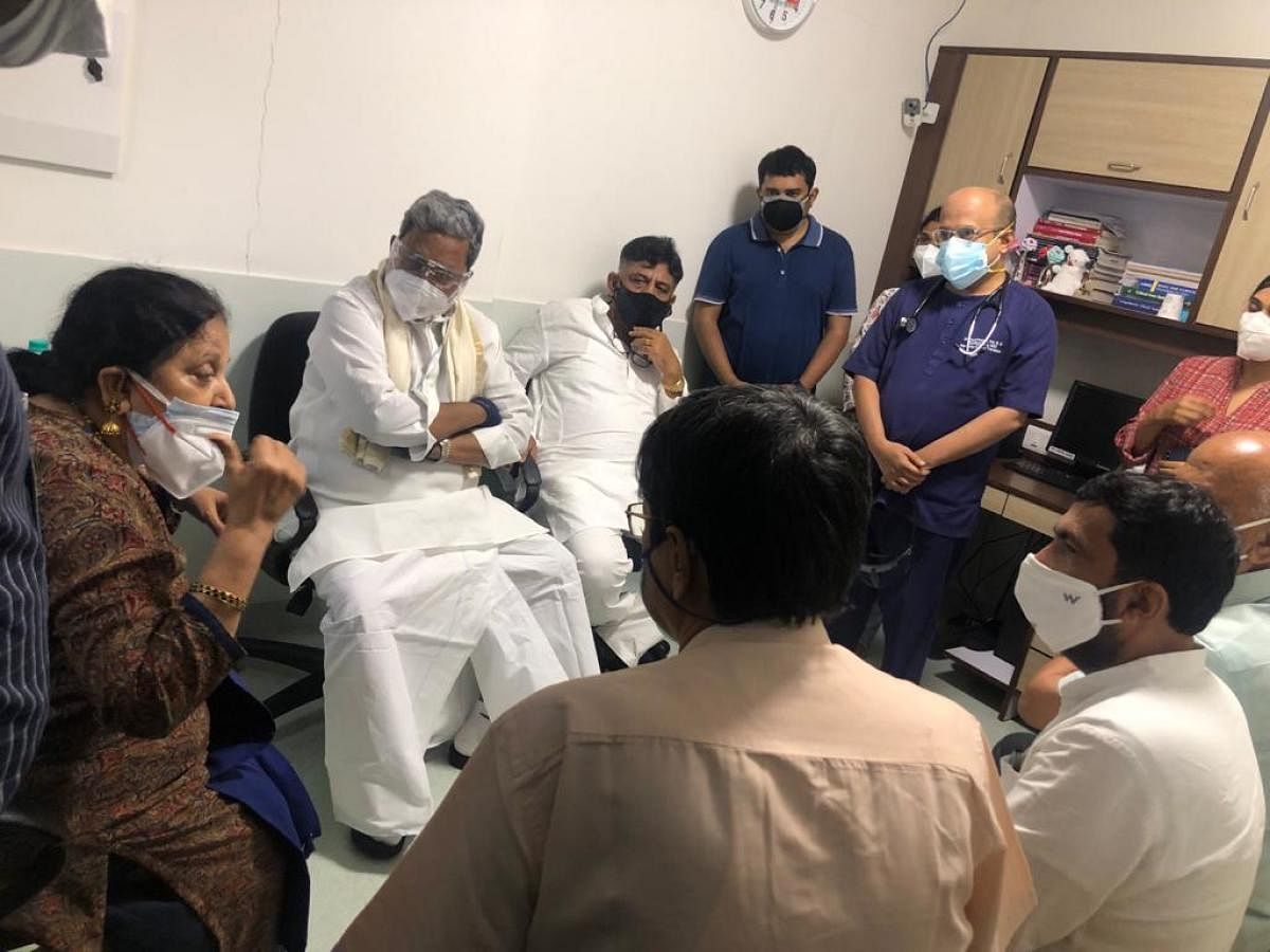 KPCC President D K Shivakumar and Opposition Leader in the Assembly Siddaramaiah interact with the family members and the doctors treating Oscar Fernandes at Yenepoya Specialty Hospital in Mangaluru on Monday.