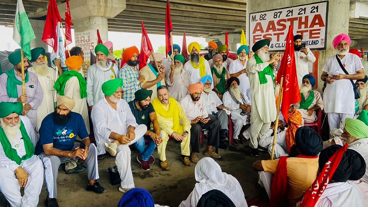 Farmers during a meeting among themselves regarding agricultural laws, at Singhu border near Sonipat, Wednesday, July 21, 2021. Credit: PTI Photo