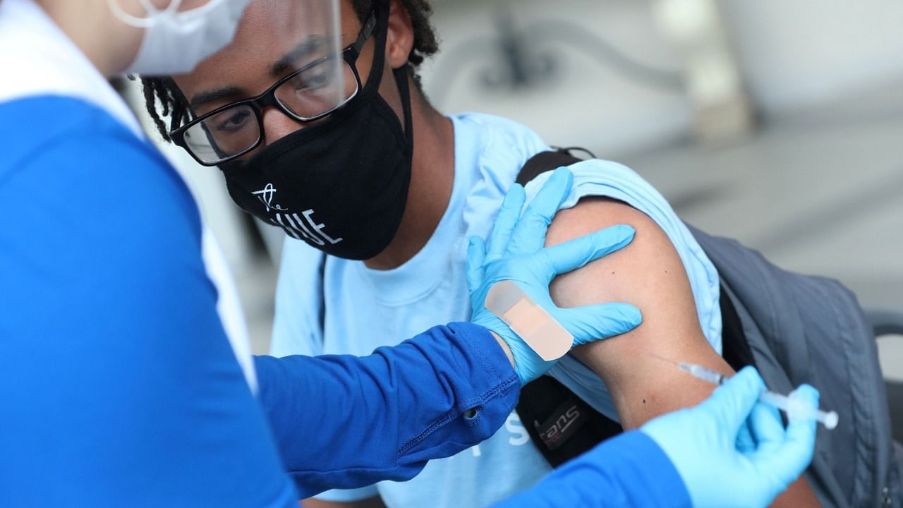 Students receive Covid-19 vaccines at the University of Memphis. Credit: Reuters Photo