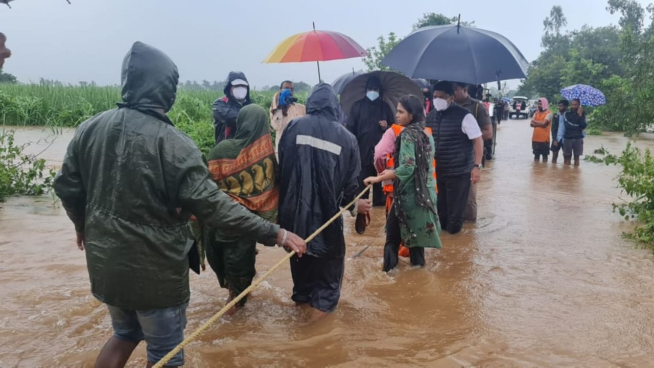 Kolhapur Guardian Minister Satej Patil oversees rescue efforts as heavy rainfall inundates parts of the Kolhapur in Maharashtra. Credit: Twitter/@raju_9099