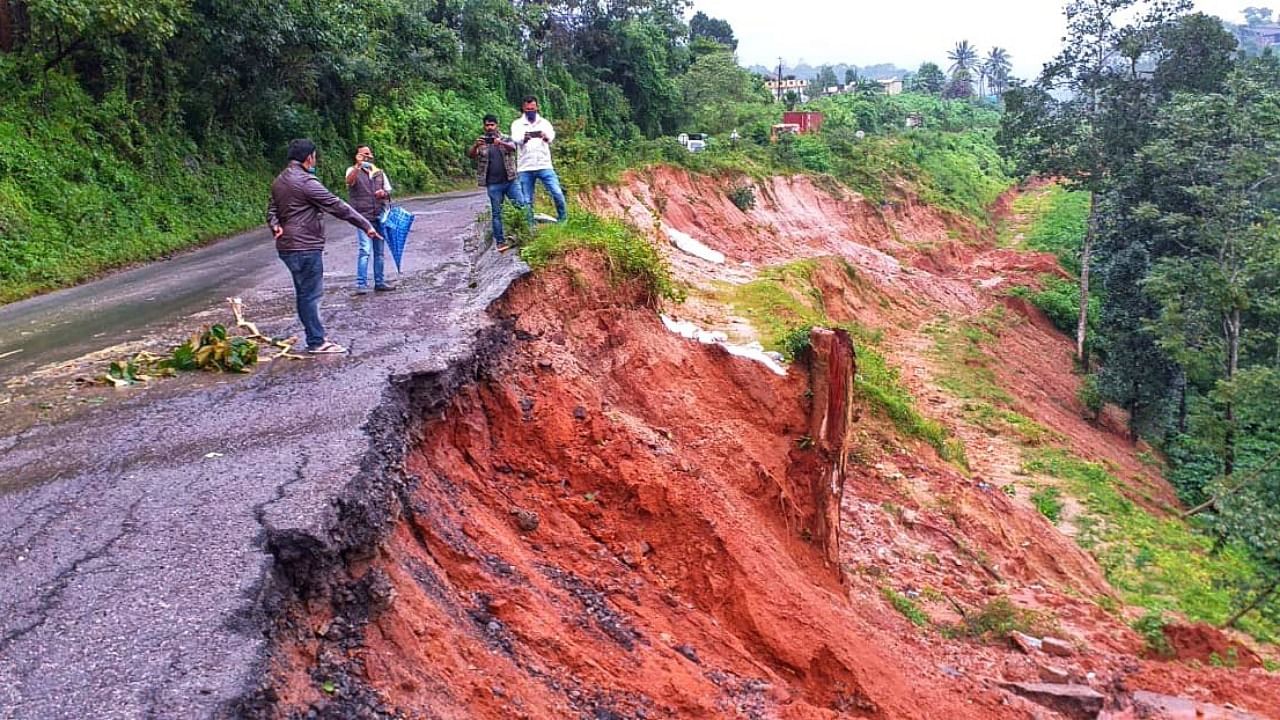 Following massive landslides on the stretch connecting Sakleshpura and Dhonigal in Shirady Ghats, vehicles plying towards Mangaluru were diverted via Belur, Mudigere and Charmady Ghats from Thursday afternoon. Credit: DH photo