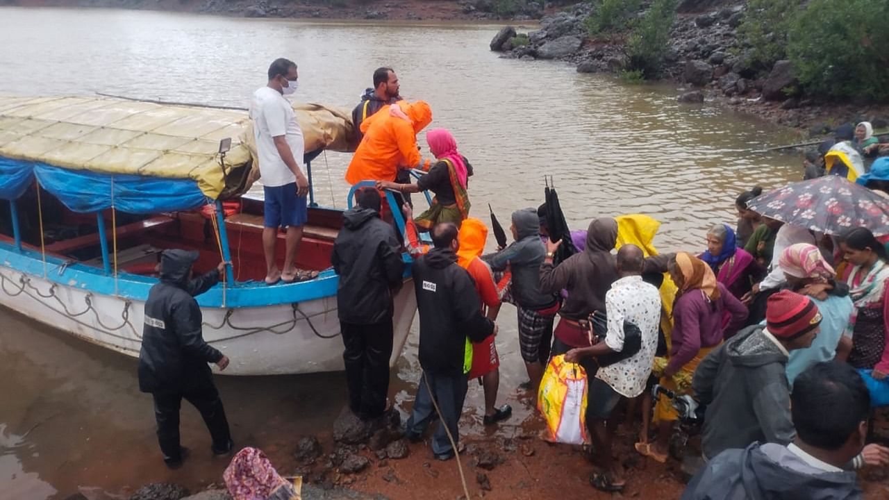 NDRF personnel rescuing stranded villagers from the low lying areas flooded after heavy monsoon rains in Ambewadi of Kolhapur district. Credit: AFP Photo