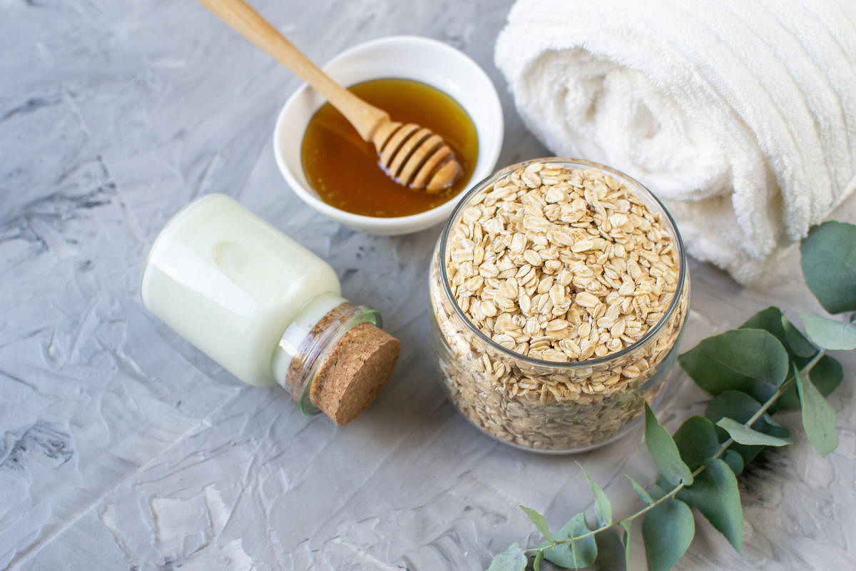 Natural ingredients like oats, curd and honey, help keep the skin hydrated during the monsoon season.