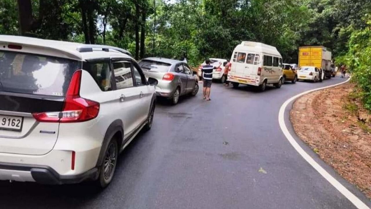 More than 2,000 vehicles were stranded in the traffic congestion more over three hours. Credit: DH photo
