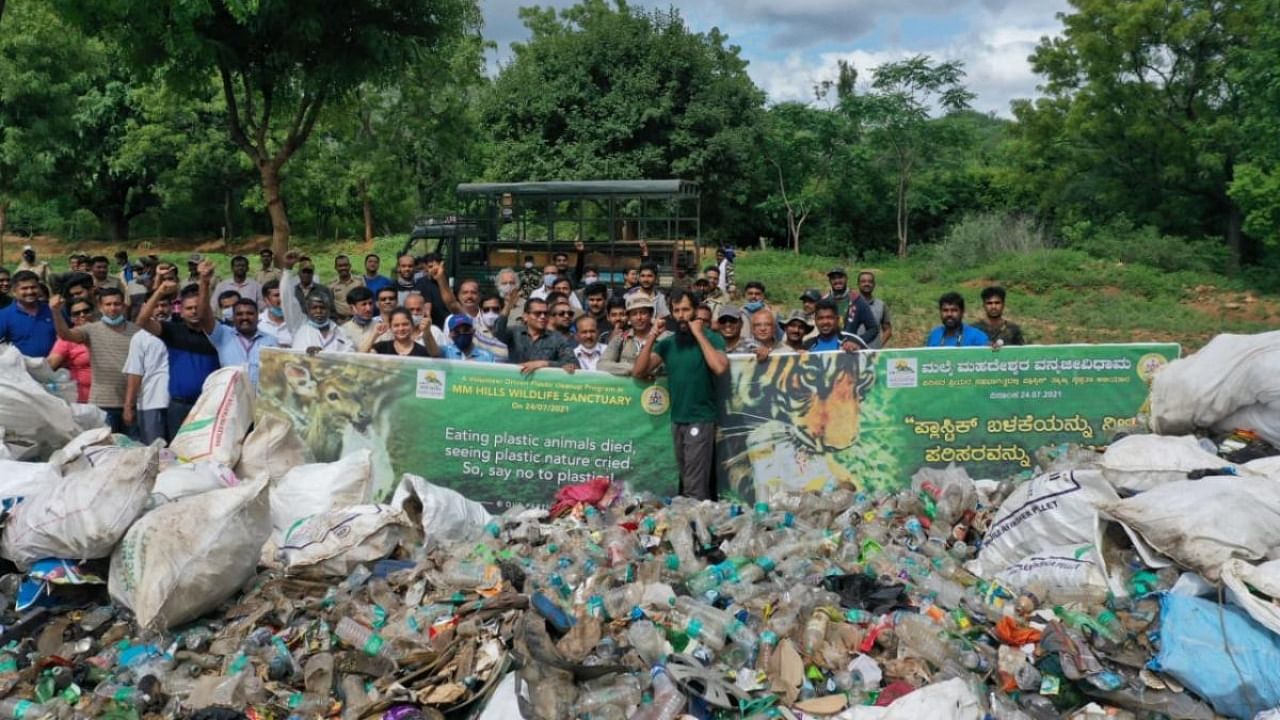 Volunteers participate in a drive to clear plastic on a stretch of road to Male Mahadeshwara Hill in Hanur taluk in Chamarajanagar district. Credit: DH photo